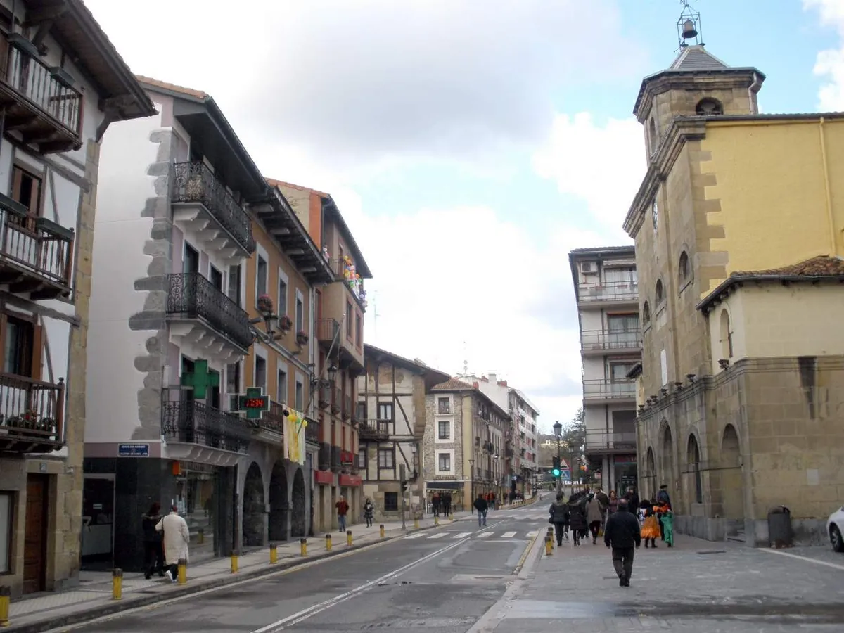 Calle del casco antiguo de Lasarte-Oria, con la iglesia al fondo