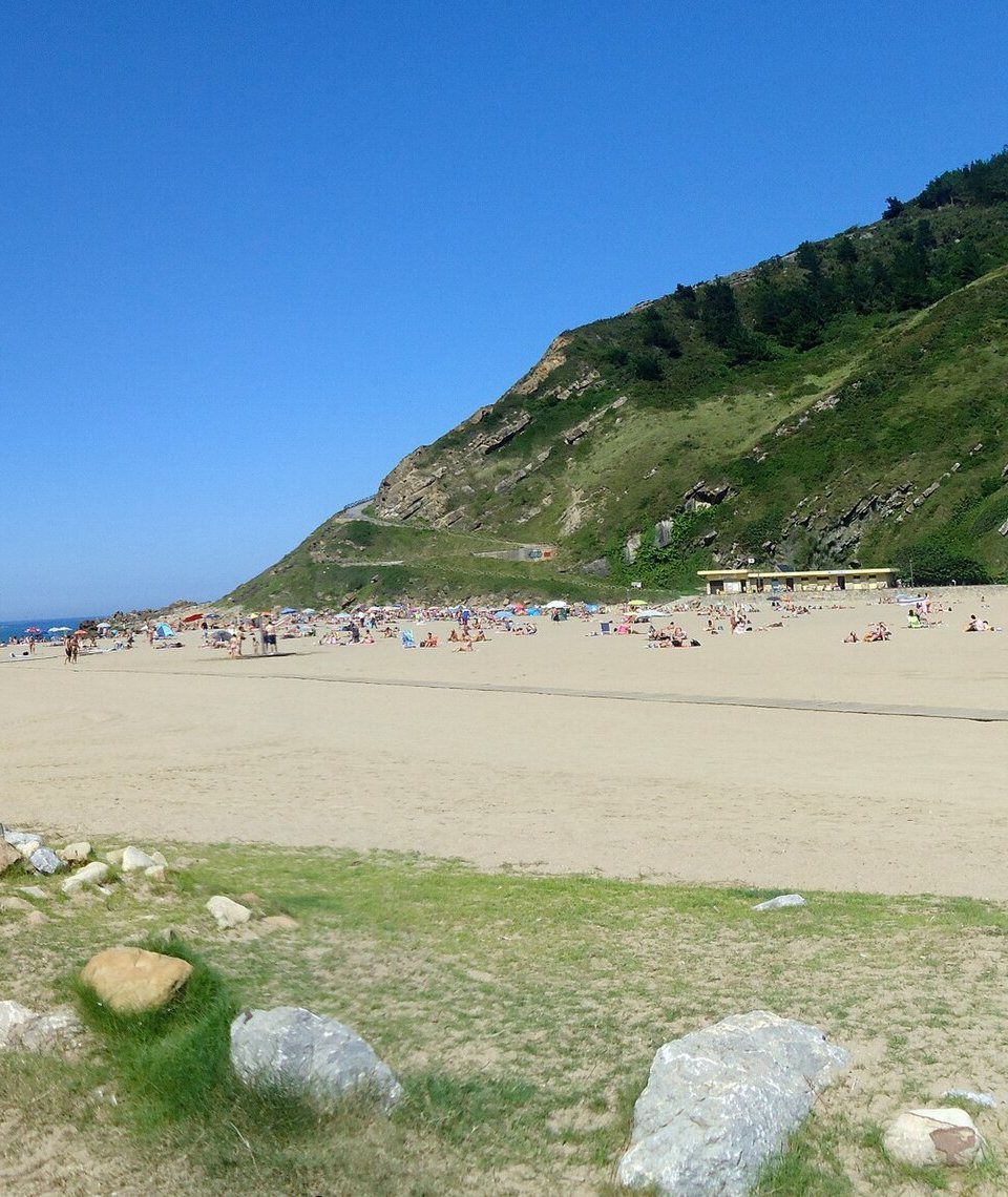 La playa de Orio, al pie del monte Talaimendi